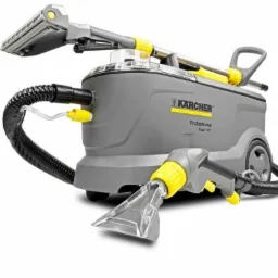 Profesjonalny ekstraktor Karcher Puzzi 10/1 z dyszą podłogową i ręczną, gotowy do użycia, na białym tle.