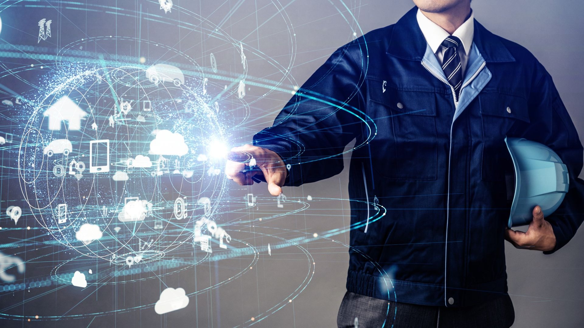 Pracownik w uniformie i krawacie, trzymający kask ochronny, w otoczeniu wizualizacji cyfrowej sieci z ikonami, symbolizującej bezpieczeństwo i komunikację w miejscu pracy.