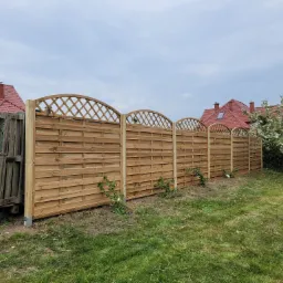 Montaz płotów drewnianych z paneli