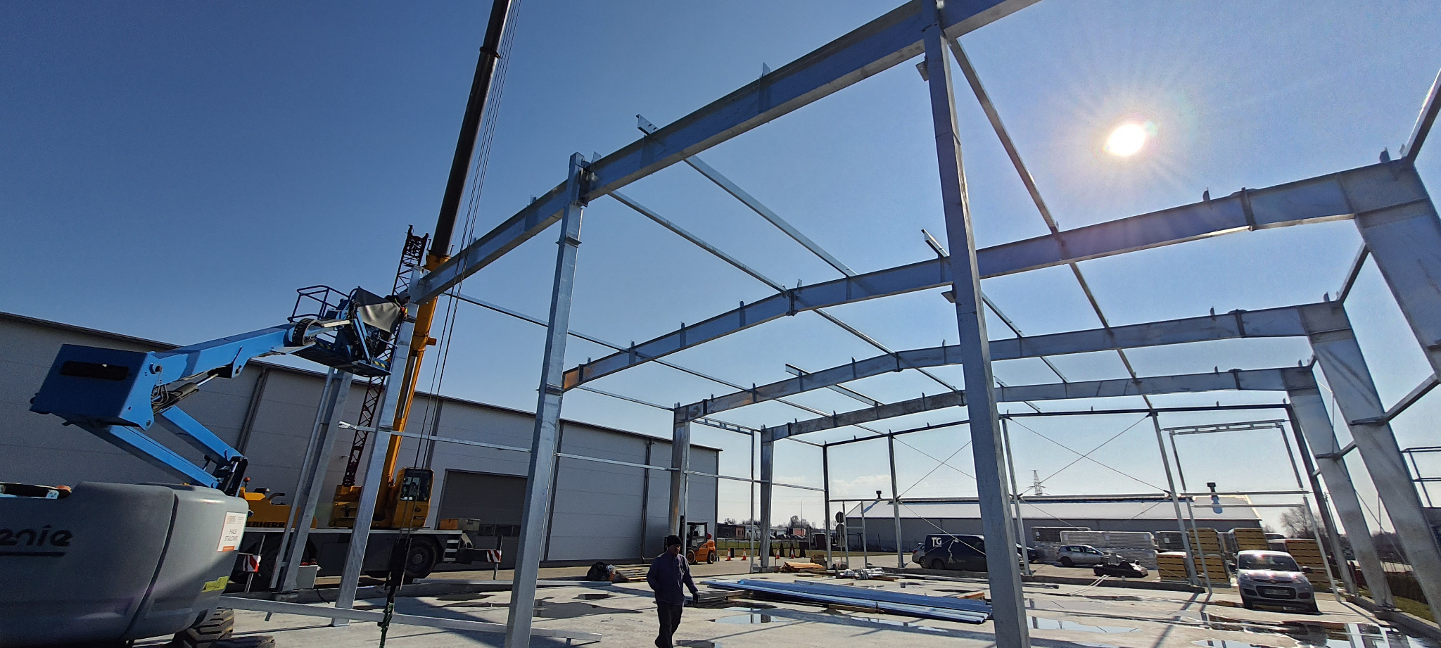 Kompleksowa realizacja hali stalowej Elbląg. Dostawa i montaż konstrukcji stalowej hali.