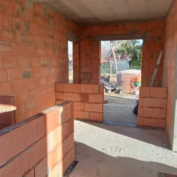 Murowanie ścian działowych na zaprawie.