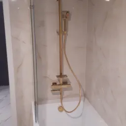 Montaż złotych elementów w łazience