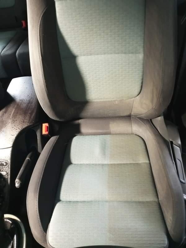 Wnętrze samochodu: wyczyszczone, jasne siedzenie kierowcy z widoczną różnicą w czystości tapicerki po zabiegu czyszczenia.