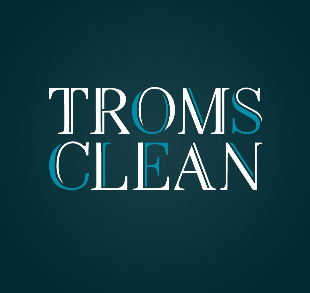 Logo firmy sprzątającej Troms Clean z białym napisem z turkusowymi elementami na ciemnym turkusowym tle.