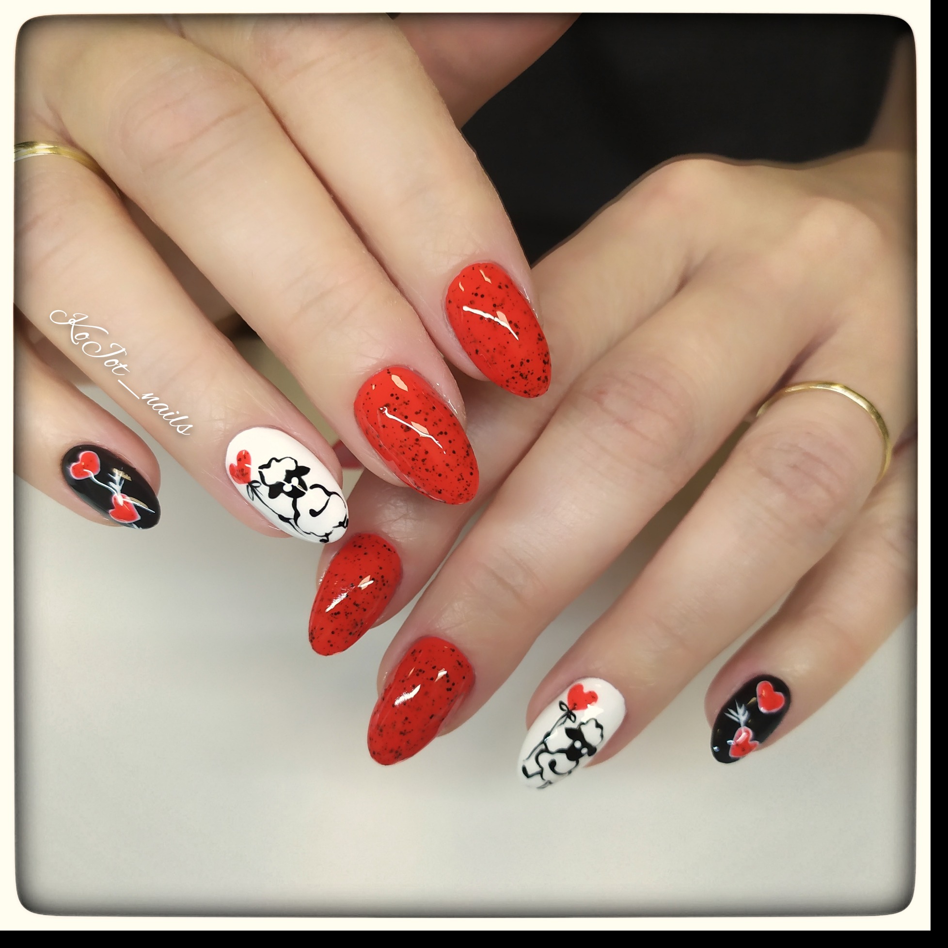 Dłonie z czerwonymi paznokciami z czarną teksturą, paznokcie z białym tłem i czarnym rysunkiem oraz paznokcie z czarnym tłem i czerwonymi sercami