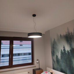 OL-MAL - Pokój po odświeżeniu (malowanie, wymiana oświetlenia, wykonanie tynku dekoracyjnego, montaż blendy kryjącej karnisz)