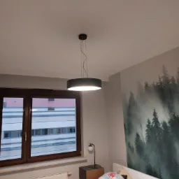 Pokój po odświeżeniu (malowanie, wymiana oświetlenia, wykonanie tynku dekoracyjnego, montaż blendy kryjącej karnisz)