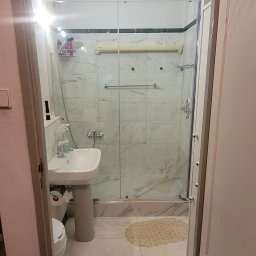 OL-MAL - Gotowy brodzik wraz z montażem kabiny, silikonami. Wymieniona również została umywalka i toaleta, na nową.