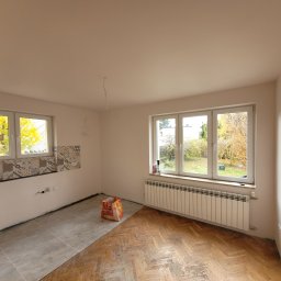 Kuchnia, po wykonanym generalnym remoncie. Przeniesienie grzejnika, wycinanie klepki, ułożenie gresu na podłodze wraz fartuchem kuchennym. Została zerwana boazeria z ścian i wyklejona płytami gk. Podwieszany sufit wraz pełną elektryką. 