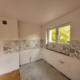 Kuchnia, po wykonanym generalnym remoncie. Przeniesienie grzejnika, wycinanie klepki, ułożenie gresu na podłodze wraz fartuchem kuchennym. Została zerwana boazeria z ścian i wyklejona płytami gk. Podwieszany sufit wraz pełną elektryką. 