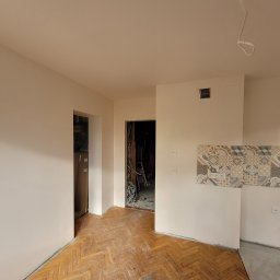 Kuchnia, po wykonanym generalnym remoncie. Przeniesienie grzejnika, wycinanie klepki, ułożenie gresu na podłodze wraz fartuchem kuchennym. Została zerwana boazeria z ścian i wyklejona płytami gk. Podwieszany sufit wraz pełną elektryką. 