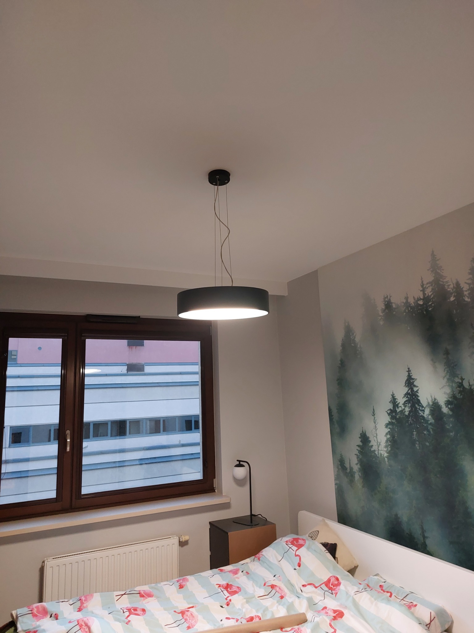 Pokój po odświeżeniu (malowanie, wymiana oświetlenia, wykonanie tynku dekoracyjnego, montaż blendy kryjącej karnisz)