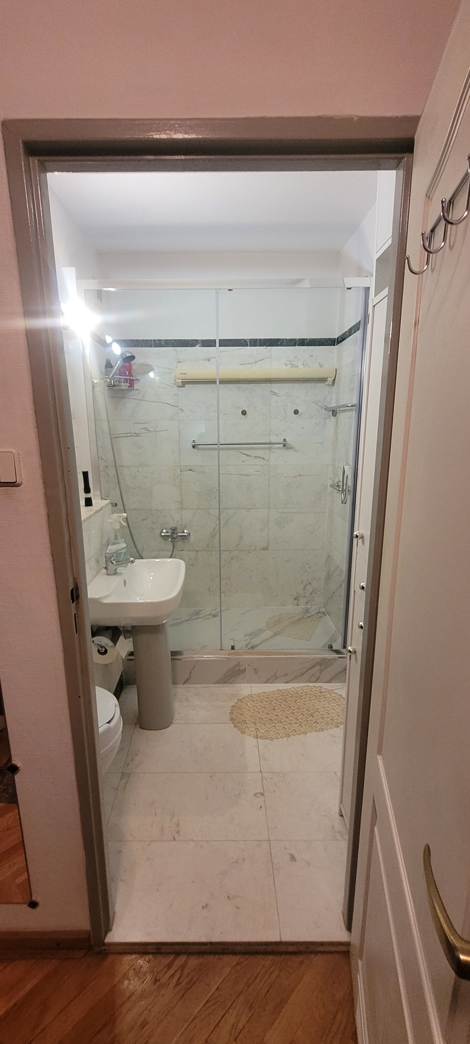 Gotowy brodzik wraz z montażem kabiny, silikonami. Wymieniona również została umywalka i toaleta, na nową.