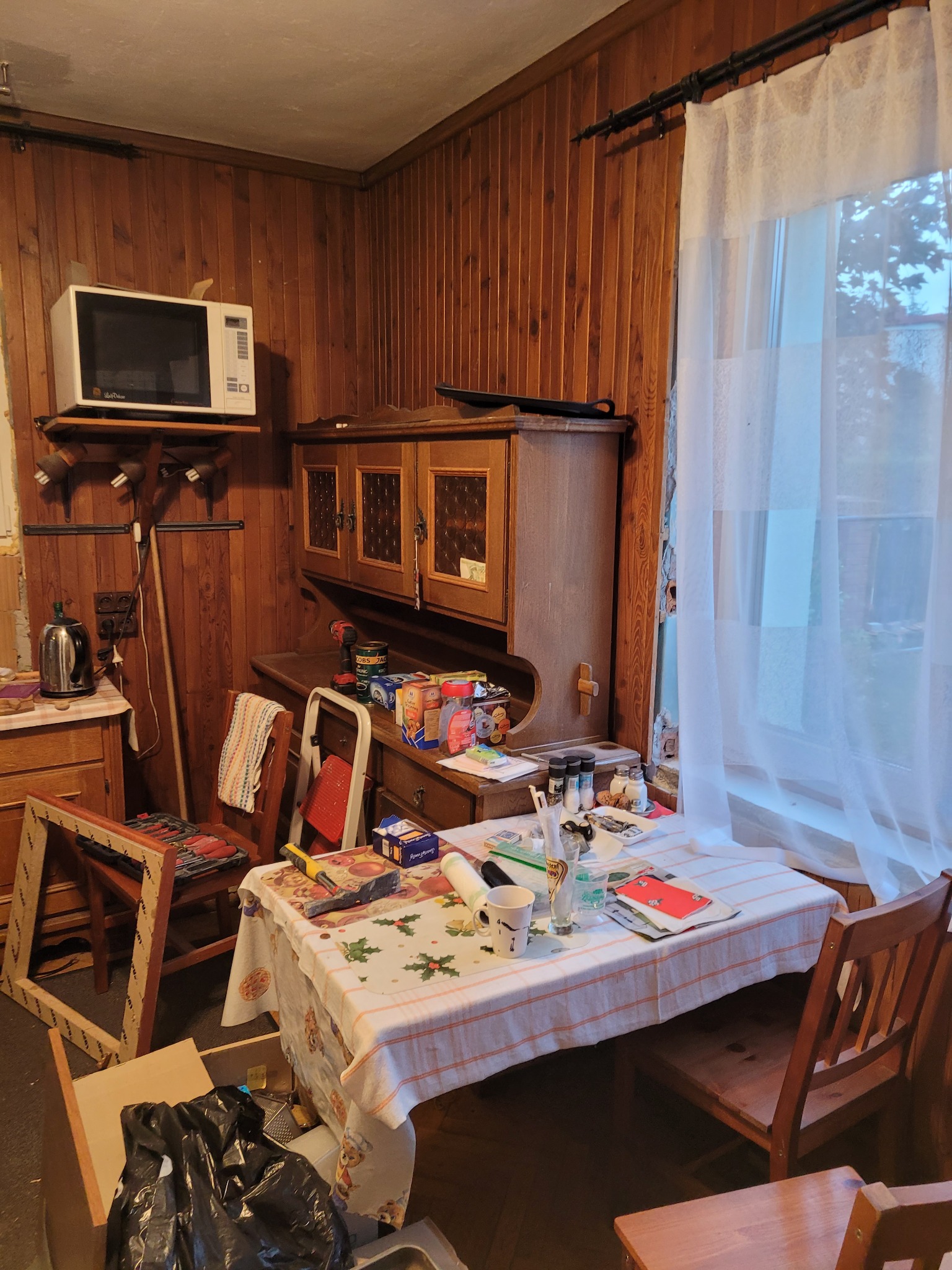 Kuchnia do generalnego remontu. Zdjęcie w momencie podjęcia zlecenia. Usługa wykonana kompleksowo.