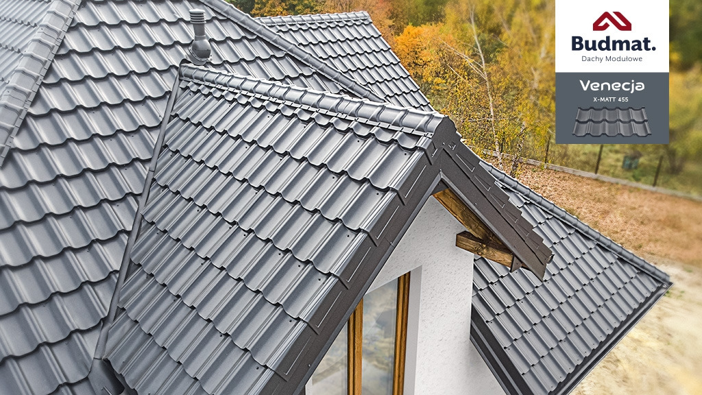 Szary dach modułowy Budmat Venezia X-Matt 455 na domu jednorodzinnym, widok z góry, jesienne drzewa w tle.