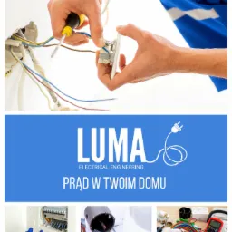 Elektryk przykręca gniazdko elektryczne do ściany, widoczne kable i narzędzia, w tle logo firmy elektrycznej.