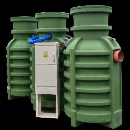 Trzy zielone, plastikowe zbiorniki z instalacją elektryczną i rurami przyłączeniowymi na czarnym tle. Widoczna tabliczka ostrzegawcza na skrzynce elektrycznej.