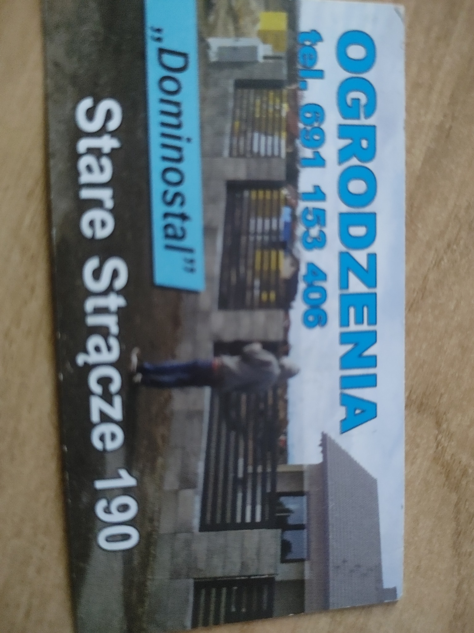 Wizytówka firmy z branży ogrodzeń, prezentująca przykładowe realizacje i dane kontaktowe, w tym numer telefonu i adres.