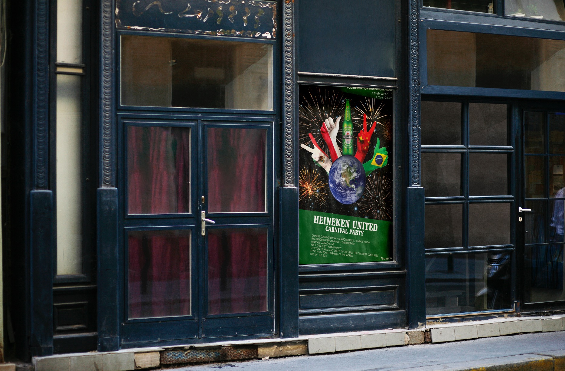 Fasada budynku z plakatem Heineken United Carnival Party przedstawiającym butelkę piwa, globus, flagi i fajerwerki.