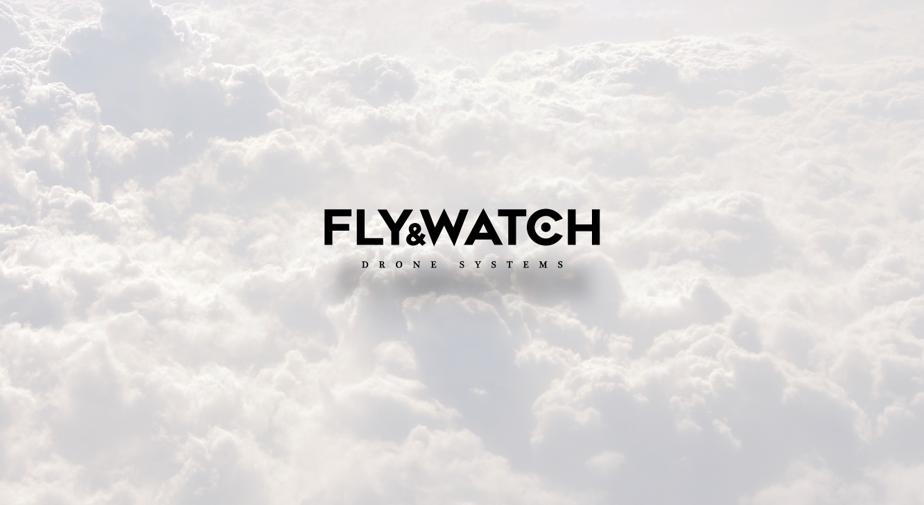 Logo Fly&Watch Drone Systems na tle białych, puszystych chmur.