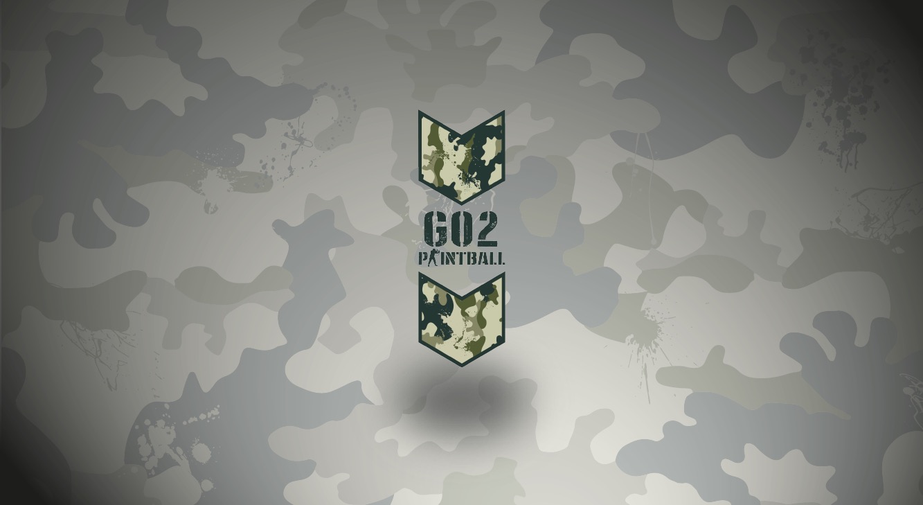 Grafika z logo GO2 Paintball na tle w kamuflażu.