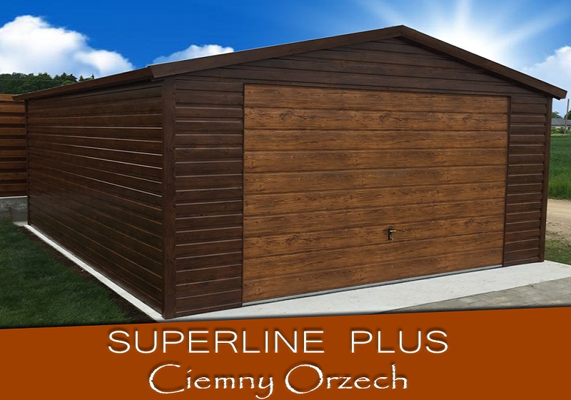 Gotowy, brązowy garaż z blachy falistej, model 'Superline Plus Ciemny Orzech', z bramą segmentową i małą klamką, na betonowej wylewce, z widocznym fragmentem ogrodzenia w tle.
