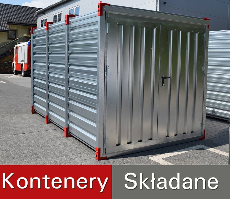 Złożony kontener magazynowy z blachy falistej, z czerwoną ramą narożną, widoczny na zewnątrz na kostce brukowej, z wozem strażackim w tle.