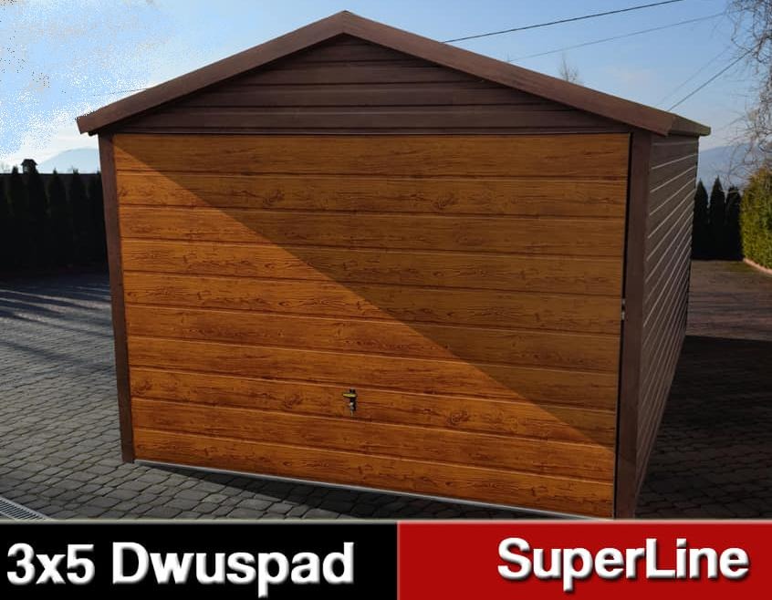 Gotowy, dwuspadowy garaż z blachy w kolorze imitującym drewno, z zamkiem na środku drzwi, umieszczony na kostce brukowej.