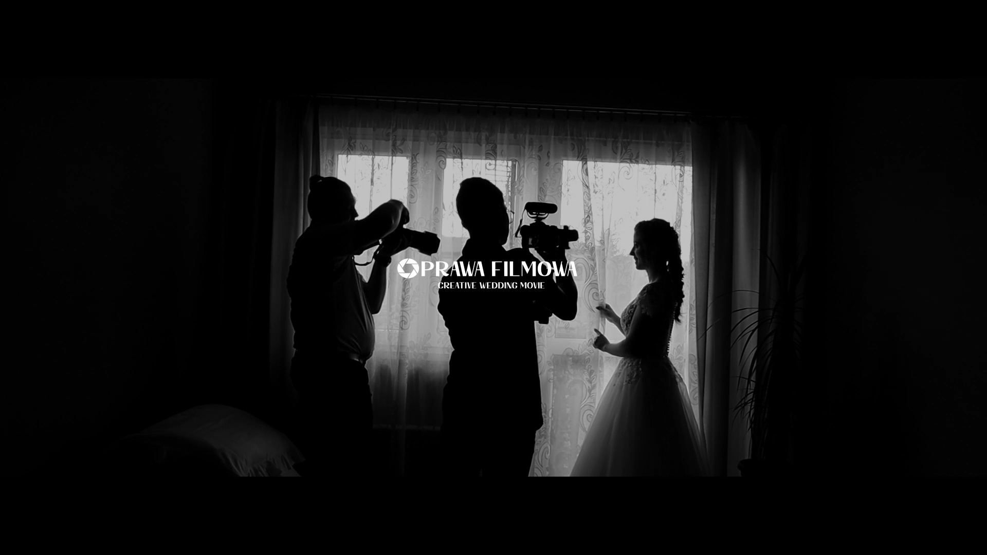 Czarno-białe zdjęcie sylwetek: panna młoda w sukni ślubnej, operator kamery z kamerą i fotograf z aparatem, na tle okna z zasłonami, z widocznym logo 'Oprawa Filmowa Creative Wedding Movie'.