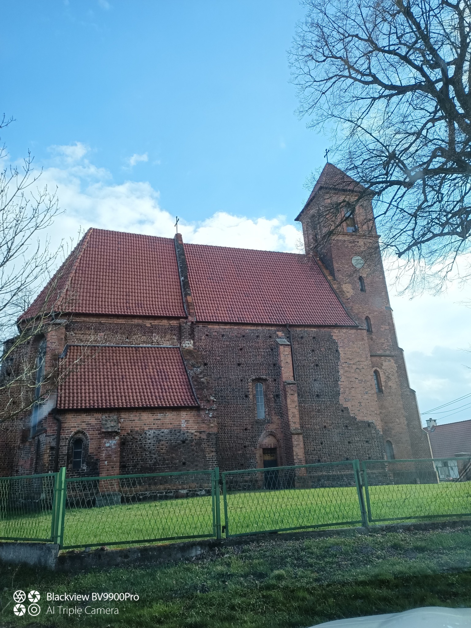 Dach na kościele w Maujowicach