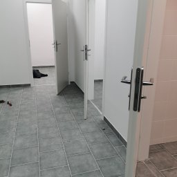 zmiana sposobu użytkowania pomieszczeń - zabudowa z płyt GK,  płytki gresowe.