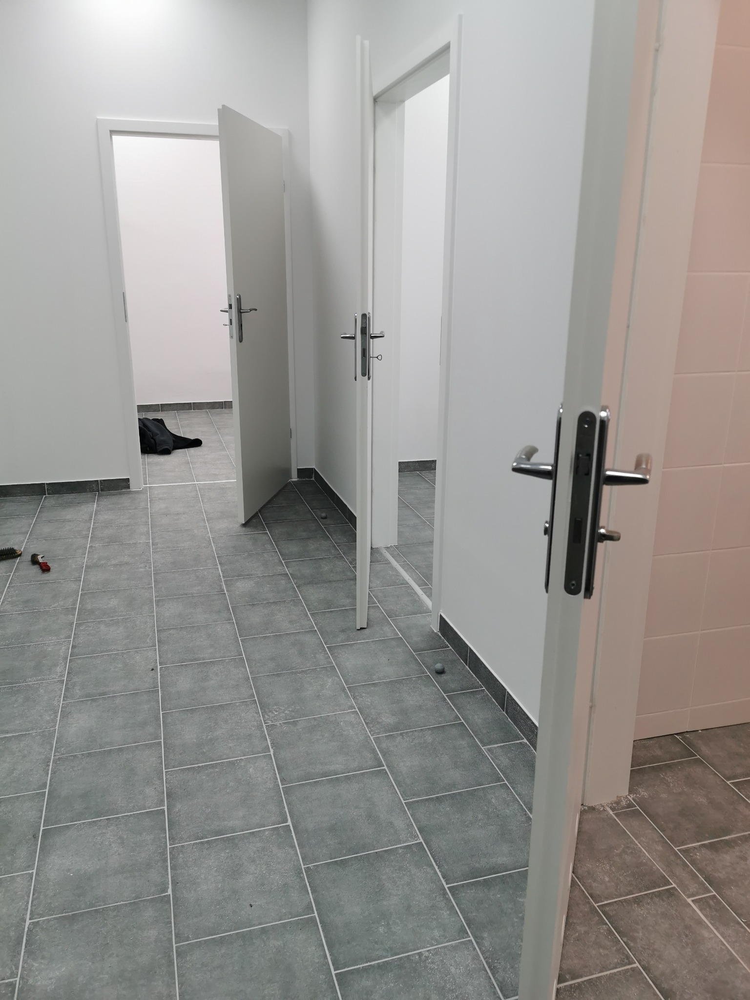 zmiana sposobu użytkowania pomieszczeń - zabudowa z płyt GK, płytki gresowe.