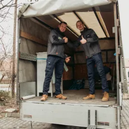 Oczywiście zawsze kulturalnie i z uśmiechem. :)