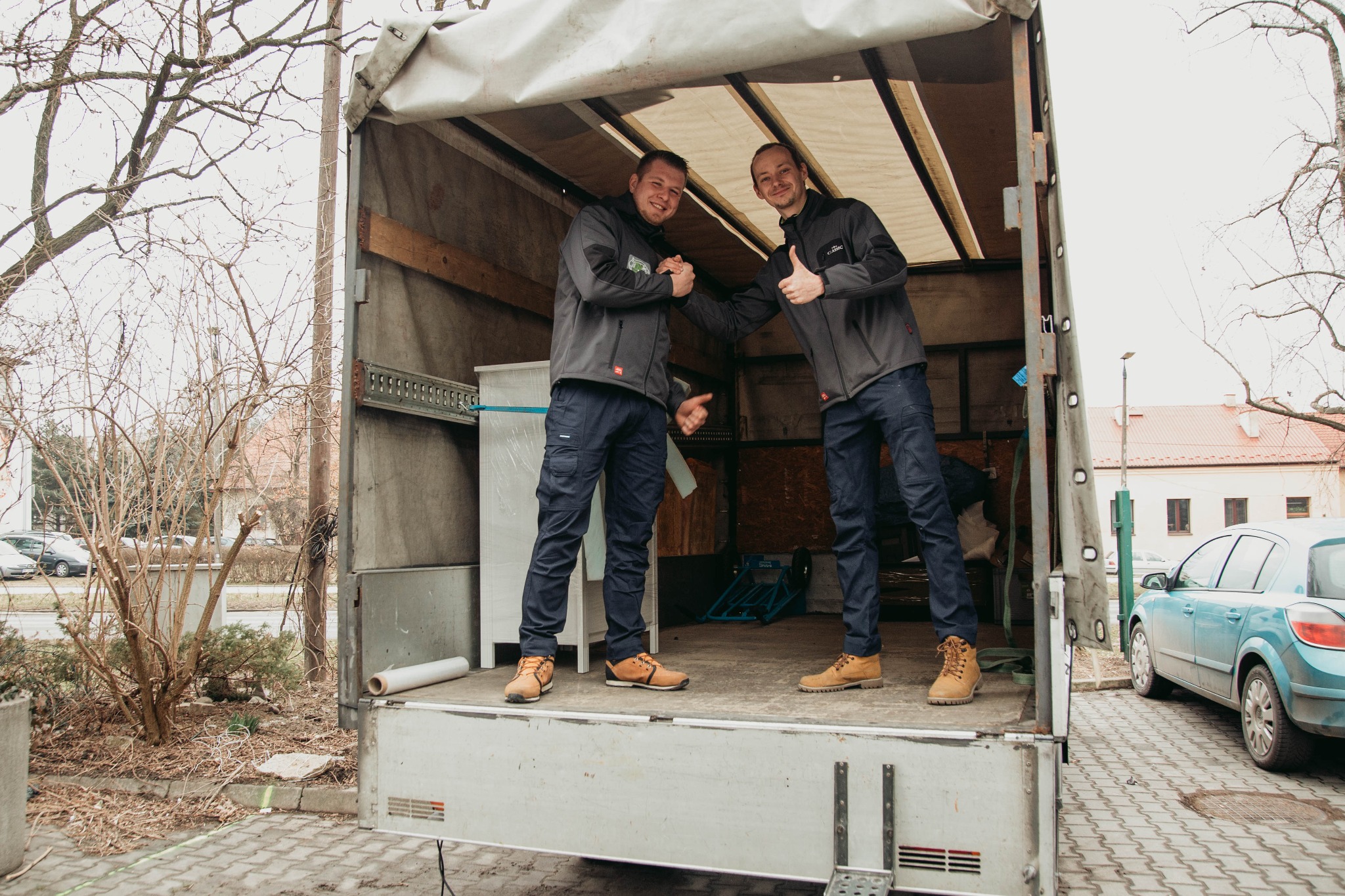 Oczywiście zawsze kulturalnie i z uśmiechem. :)