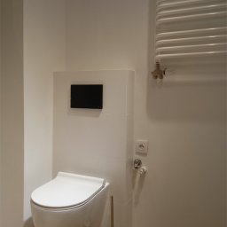 Kompleksowe wykończenie łazienki: przeróbki elektryczne i hydrauliczne, flizowanie, malowanie, biały montaż.