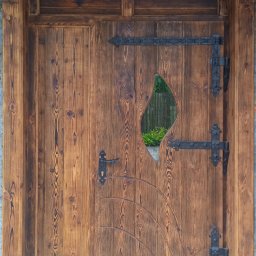 Renowacja drzwi z litego drewna