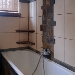 Łazienka wykonana w stylu rustykalnym. Ułożenie fliz, struktura ścian, malowanie, biały montaż. Przeróbki instalacji elektrycznej, instalacji hydraulicznej (zdjęcie obok).