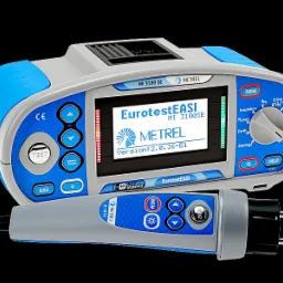 Miernik parametrów instalacji elektrycznych Metrel EurotestEASI MI 3100 SE z sondą pomiarową i wtyczką, wyświetlacz LCD prezentuje wersję oprogramowania.