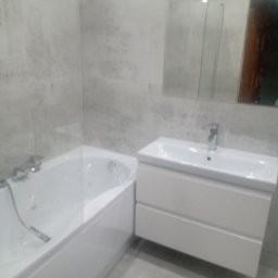 Prywatne - Nowoczesna łazienka w odcieniach szarości z białą wanną z parawanem nawannowym i szafką pod umywalką z lustrem.