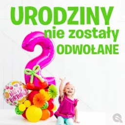 Radosna dwulatka z balonem w kształcie cyfry '2', otoczonym kolorowymi balonami i dekoracjami, na tle białej ściany z napisem 'Urodziny nie zostały odwołane'.