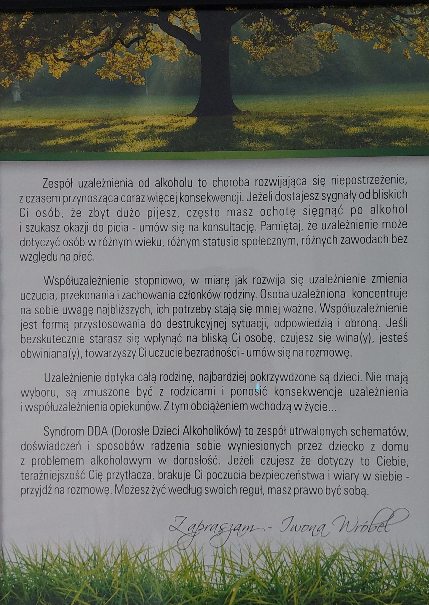 Tekst ulotki informacyjnej o uzależnieniach, z tekstem o alkoholizmie, współuzależnieniu i syndromie DDA, z ilustracją drzewa i trawy w tle.