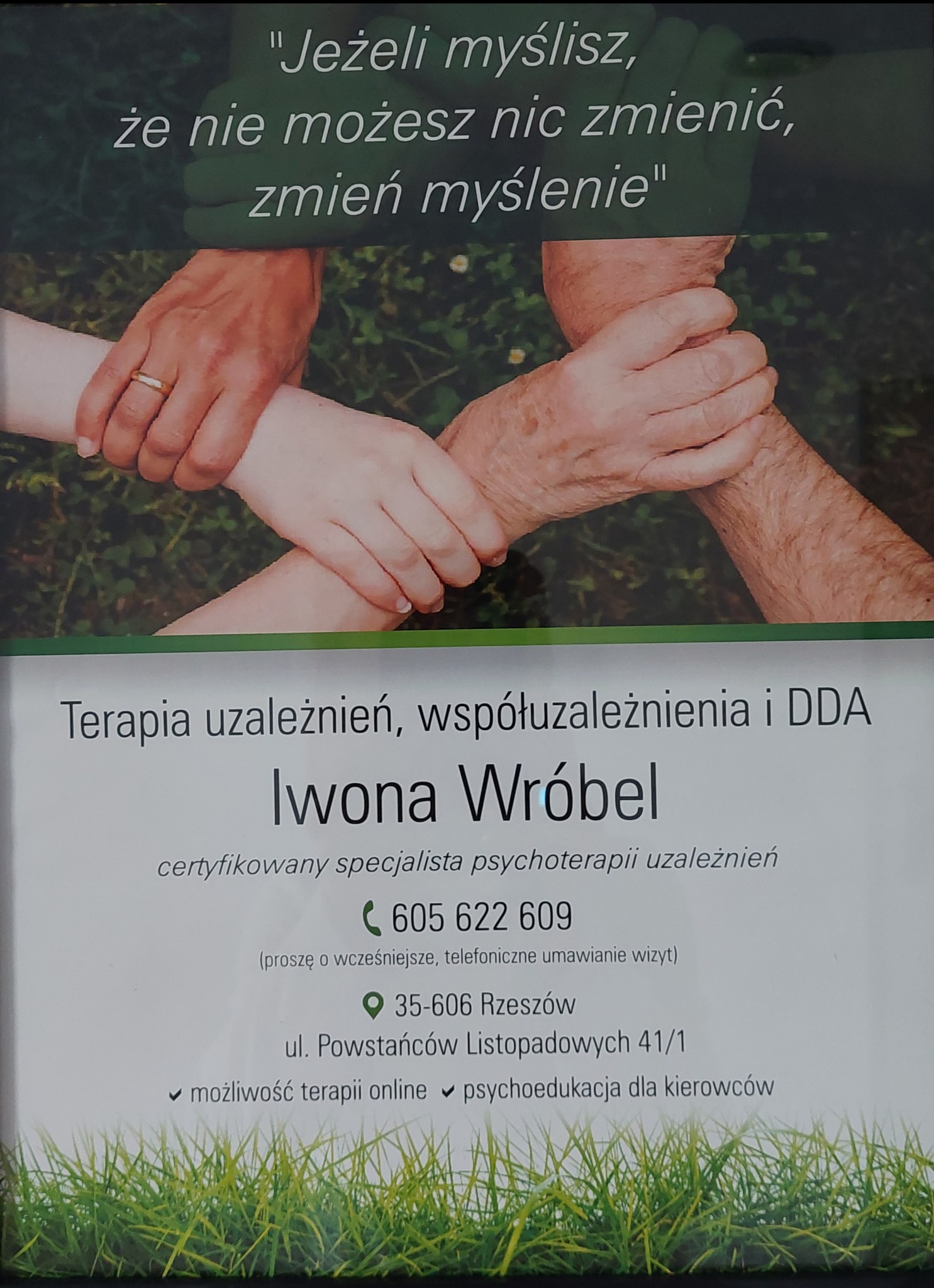 Plakat informacyjny: cztery dłonie splecione ze sobą, symbolizujące wsparcie; nad nimi napis 'Jeżeli myślisz, że nie możesz nic zmienić, zmień myślenie'; poniżej nazwa terapii, dane kontaktowe...