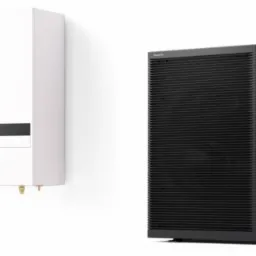 Nowoczesna pompa ciepła Panasonic Aquarea, składająca się z białej jednostki wewnętrznej wiszącej na ścianie i czarnej jednostki zewnętrznej, prezentowana na białym tle.