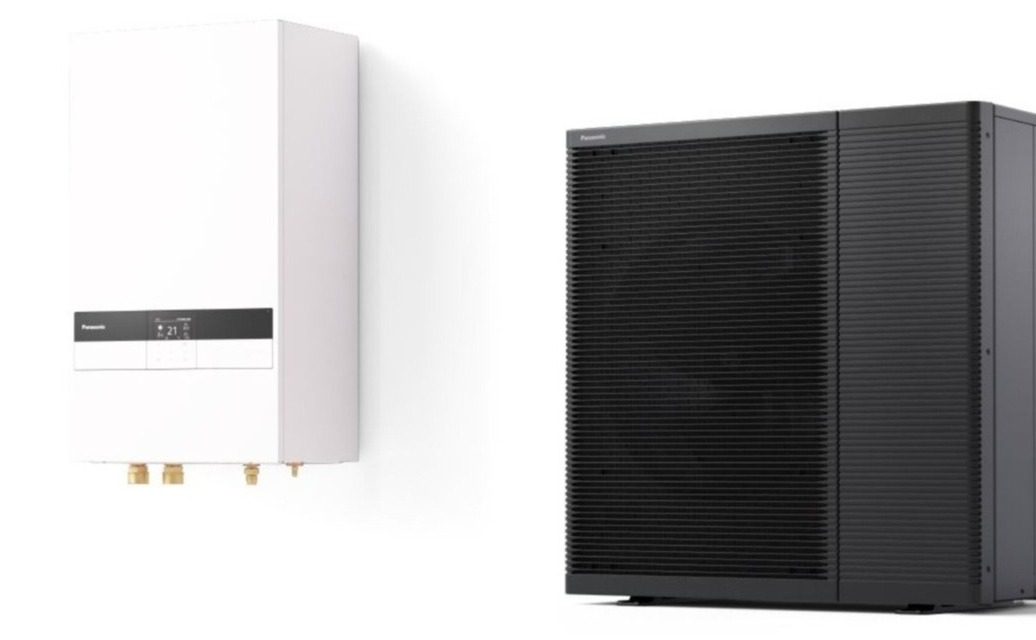 Nowoczesna pompa ciepła Panasonic Aquarea, składająca się z białej jednostki wewnętrznej wiszącej na ścianie i czarnej jednostki zewnętrznej, prezentowana na białym tle.
