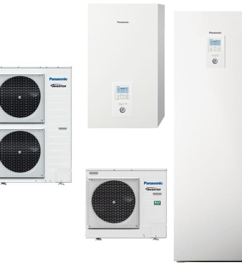 Zestaw białych, nowoczesnych pomp ciepła Panasonic Inverter, składający się z jednostki zewnętrznej z dwoma wentylatorami, jednostki wewnętrznej z panelem sterowania i dużej, smukłej jednostki...