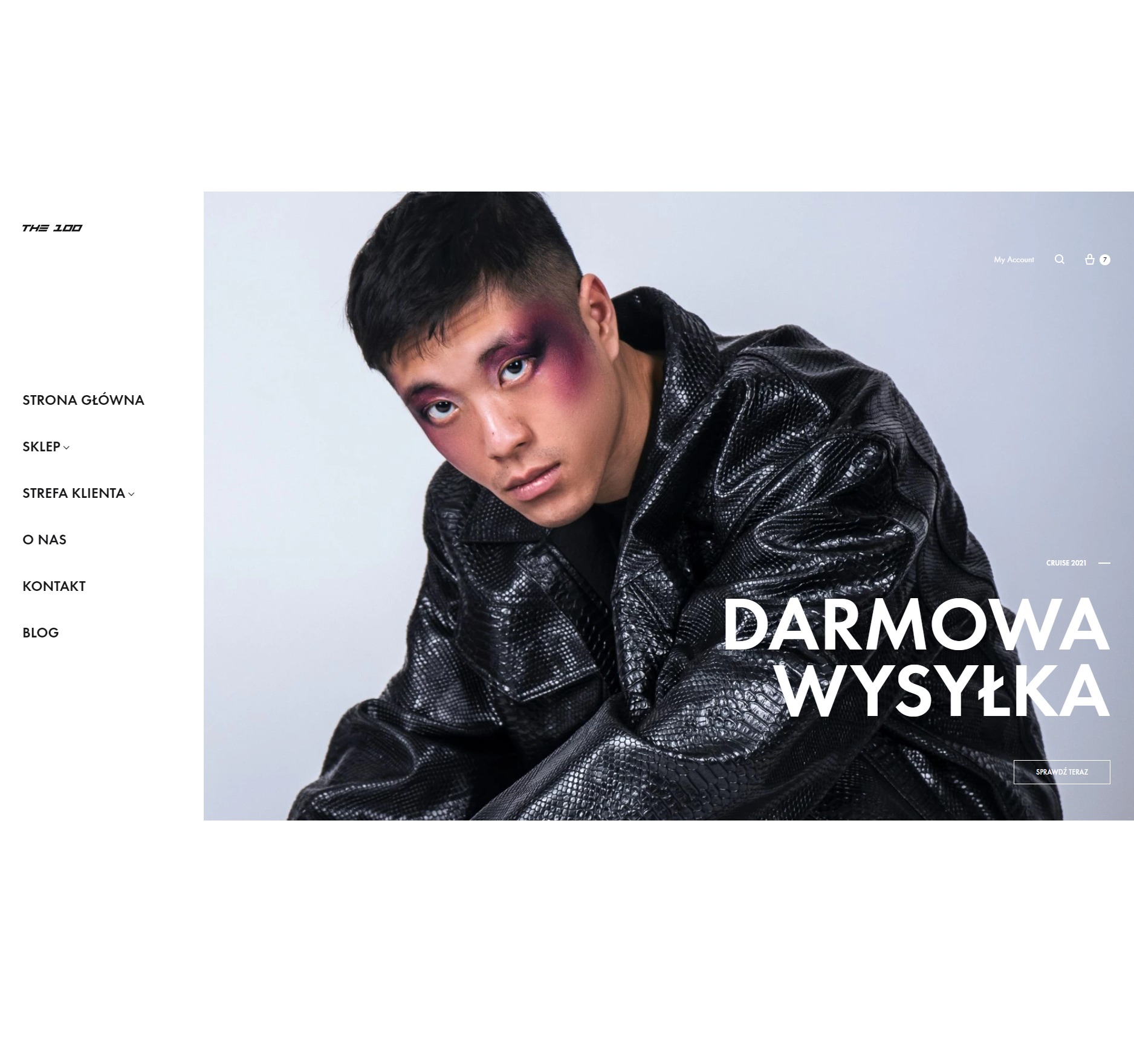 Mężczyzna z intensywnym makijażem oczu w stylizowanej kurtce ze skóry węża, prezentowany na stronie internetowej z napisem 'Darmowa Wysyłka' i odnośnikiem do sklepu.