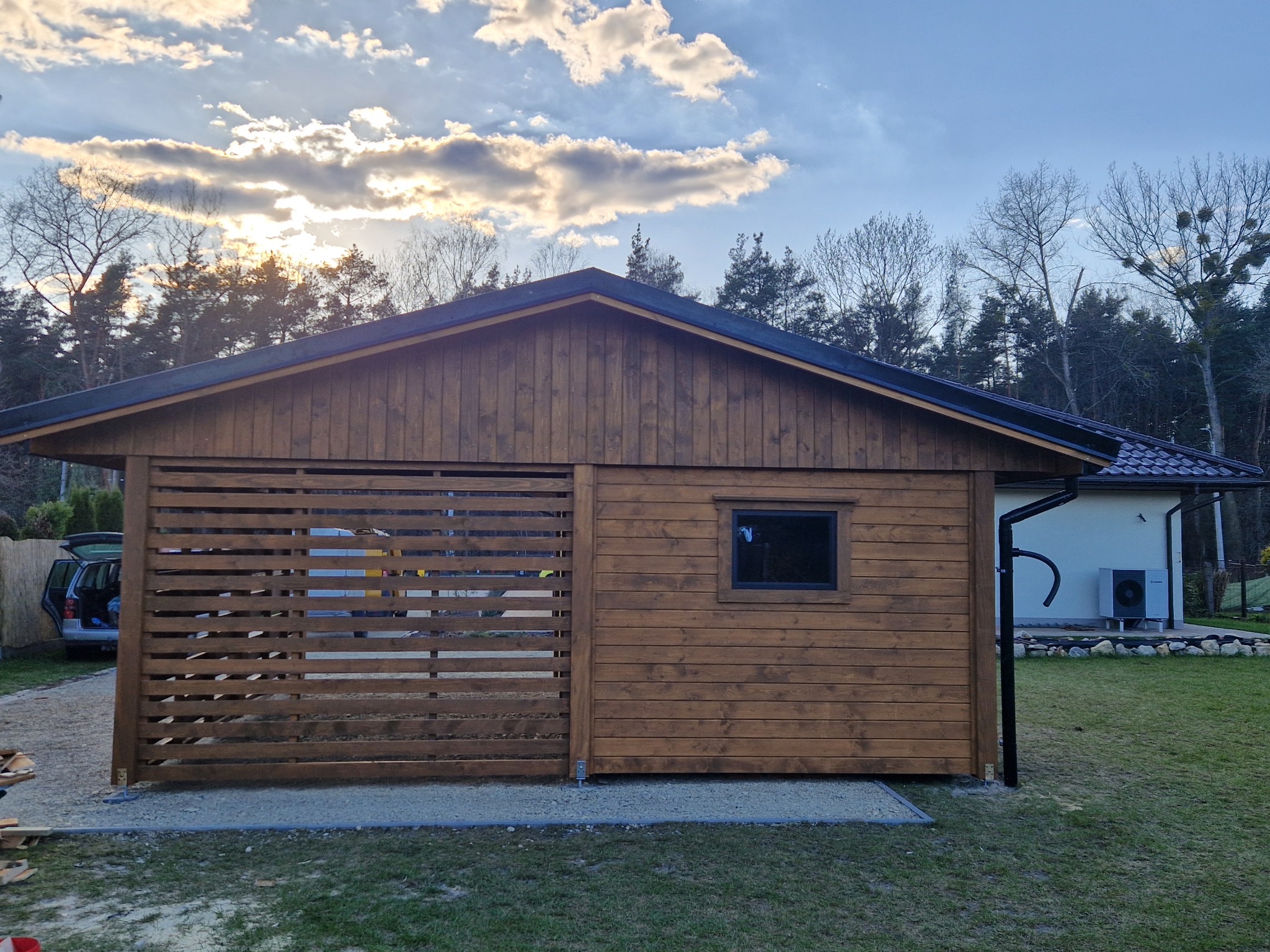 Altana z miejscem postojowym oraz składzikiem ogrodowym
