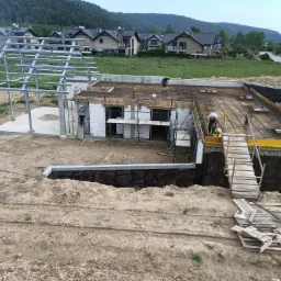 Budynek jednorodzinny wraz z murami oporowymi w Rumii przy ul. Łąkowej