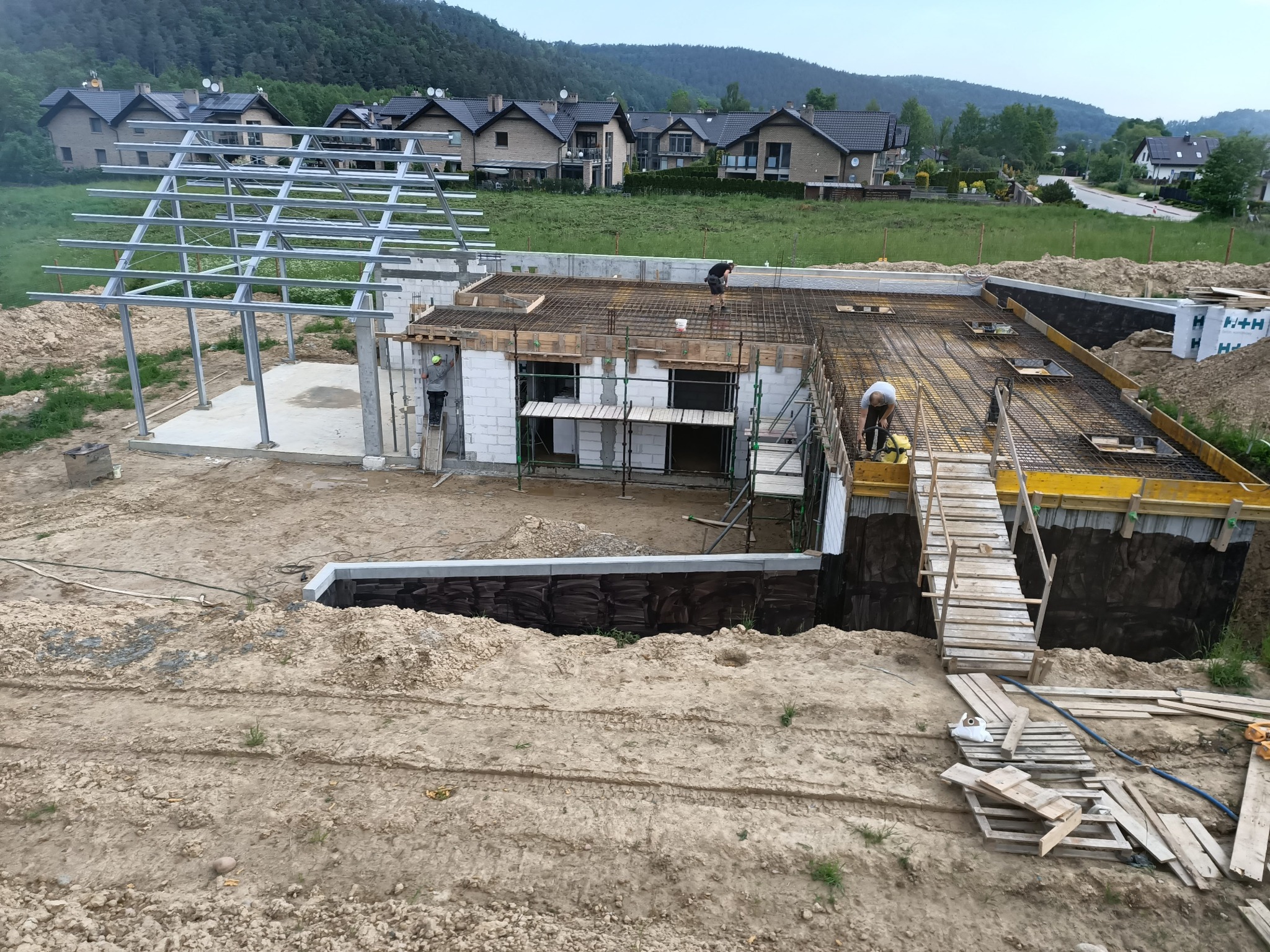 Budynek jednorodzinny wraz z murami oporowymi w Rumii przy ul. Łąkowej