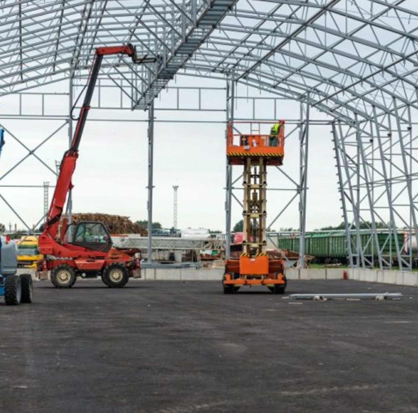 Wynajem podestów ruchomych-zwyżek elektrycznych, koszowych, ramieniowo-teleskopowych, nożycowych